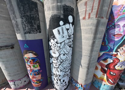 En el centro, en blanco y negro, el 'Xilo', un mural realizado por Marco González, alias Madre Mono, con la ayuda de una grúa.