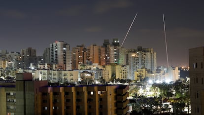 El lanzamiento de cohetes desde la Franja de Gaza, en la madrugada de este jueves 6 de abril, proyecta rayos de luz sobre la ciudad israelí de Ascalón, al sur de Tel Aviv.