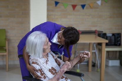 Una trabajadora con una usuaria de la residencia geriátrica Vila Clavellina de Premià de Mar en el Maresme, Barcelona, en una imagen de archivo.