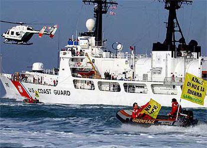 Un buque de la Guardia Costera de EE UU, a su salida de la base de Rota, acosado por una lancha de Greenpeace, durante la guerra de Irak.
