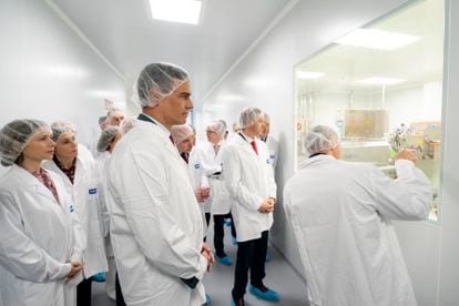 El presidente del Gobierno, Pedro Sánchez, aprovechó su visita a las instalaciones de la farmacéutica Hipra, tras el “hito histórico” de lograr la primera vacuna española contra el Covid, para subrayar la necesidad de seguir fortaleciendo el sistema sanitario.