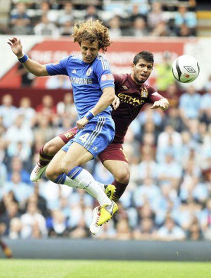 Agüero con David Luis.