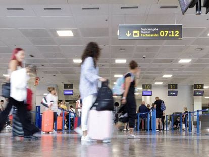 Pasajeros en el aeropuerto de Tenerife Sur. 