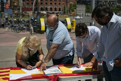Recogida de firmas en la plaza de España de Barcelona, el día 13 de junio.