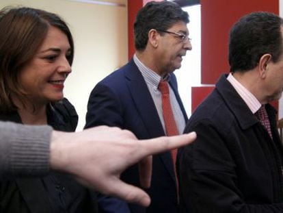 Los exconsejeros Elena Cort&eacute;s, Diego Valderas y Rafael Rodr&iacute;guez, en la sede de IU.