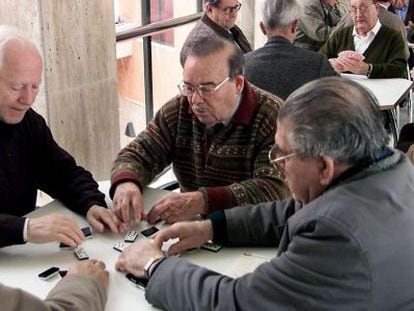 Unos pensionistas, en un centro de mayores de Sevilla.