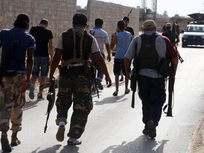 Miembros de una brigada armada libia, a las afueras de Tr&iacute;poli.