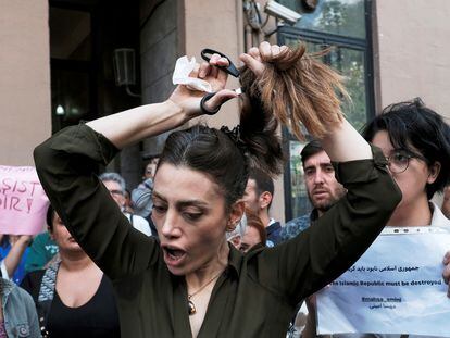 Nasibe Samsaei, an Iranian woman living in Turkey, cuts her hair during a protest following the death of Mahsa Amini, outside the Iranian consulate in Istanbul, Turkey September 21, 2022. REUTERS/Murad Sezer