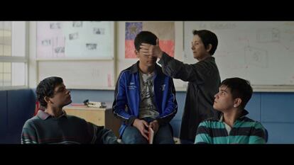 Paulina García con los jóvenes protagonistas de 'Mis hermanos sueñan despiertos'.
