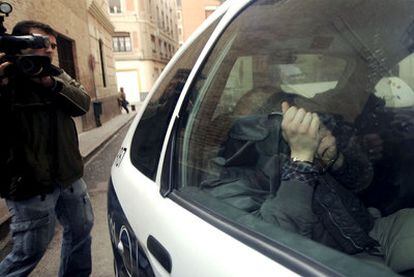 David Baño, durante su traslado ayer a una comisaría de Murcia tras declarar tres horas en el juzgado.
