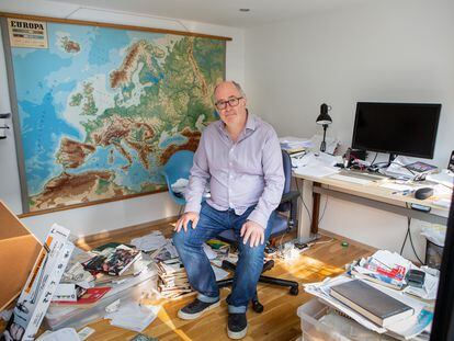 El escritor británico John Lanchester posa en su estudio en Londres, Reino Unido.