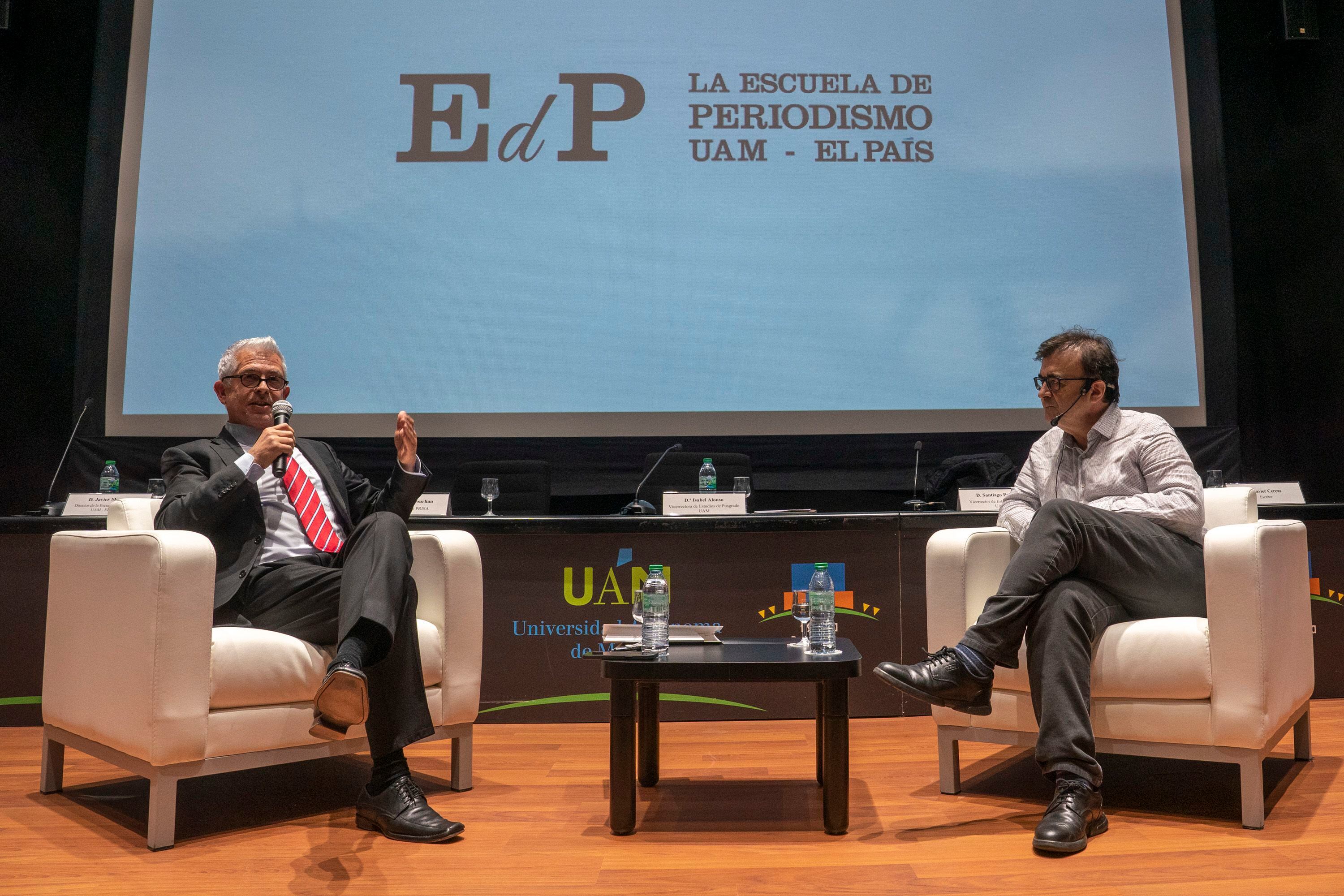 El director de la Escuela de Periodismo UAM-EL PAÍS, Javier Moreno, izquierda, dialoga con el escritor Javier Cercas. 