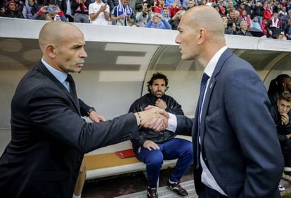 Paco J&eacute;mez y Zinedine Zidane se saludan antes del partido.