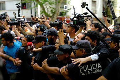La policía lucha por contener a los medios y a los fanáticos de Javier Milei al salir el candidato luego de emitir su voto.