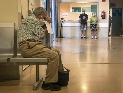 Un hombre esperaba a ser atendido en julio en el Hospital Infanta Sofia, de San Sebastián de los Reyes (Madrid).
