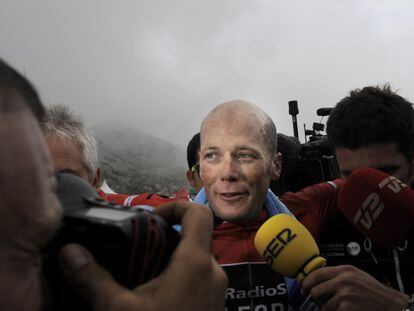 Horner atiende a los medios tras su llegada al L'Angliru.