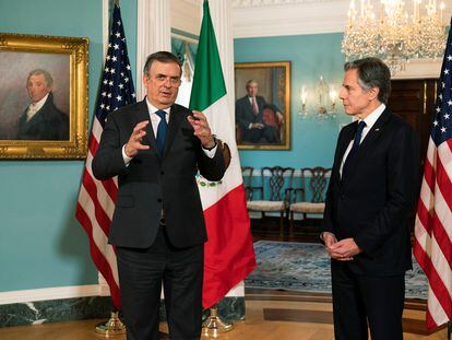 El secretario de Relaciones Exteriores de México, Marcelo Ebrard (a la izquierda), y el secretario de Estado de Estados Unidos, Antony Blinken, en su reunión de este martes.