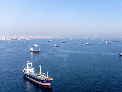 Decenas de cargueros, algunos de ellos incluidos en la iniciativa del mar Negro, en el estrecho del Bósforo, el pasado 31 de octubre.