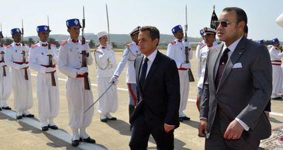 Sarkozy junto a Mohamed VI, en T&aacute;nger.