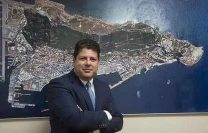 Fabián Picardo posa el viernes ante una fotografía aérea de Gibraltar.