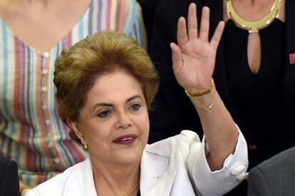 La presidenta Rousseff saluda durante un acto en Brasilia este martes. 