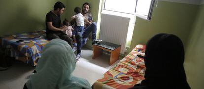 Refugiados sirios, a la espera de poder viajar hacia Alemania, en un hotel de Madrid.