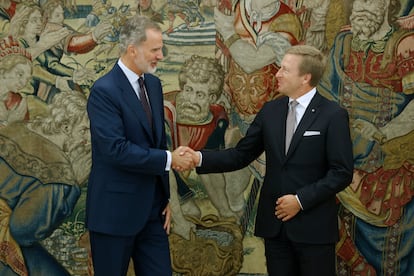 El presidente del grupo BMW, Olivier Zipse, saluda al Rey Felipe VI en la visita de este miércoles.