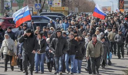 Un grupo prorruso se manifiesta este sábado en la localidad ucrania de Lugansk para reclamar la libertad de sus colegas detenidos por separatismo.