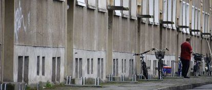 Un hombre camina junto a un edificio prefabricado en Rathenow, al este de Alemania.