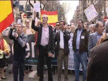 Un centenar de manifestantes piden la dimisión de Zapatero e increpan a Rubalcaba