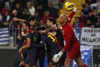 Los jugadores del Barcelona celebran el segundo gol.
