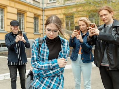 Las situaciones de acoso en la vida real a menudo continúan en el mundo digital.
