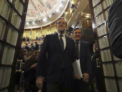 El líder del PP y presidente del Gobierno en funciones, Mariano Rajoy (c) a su salida del Congreso tras ser investido.