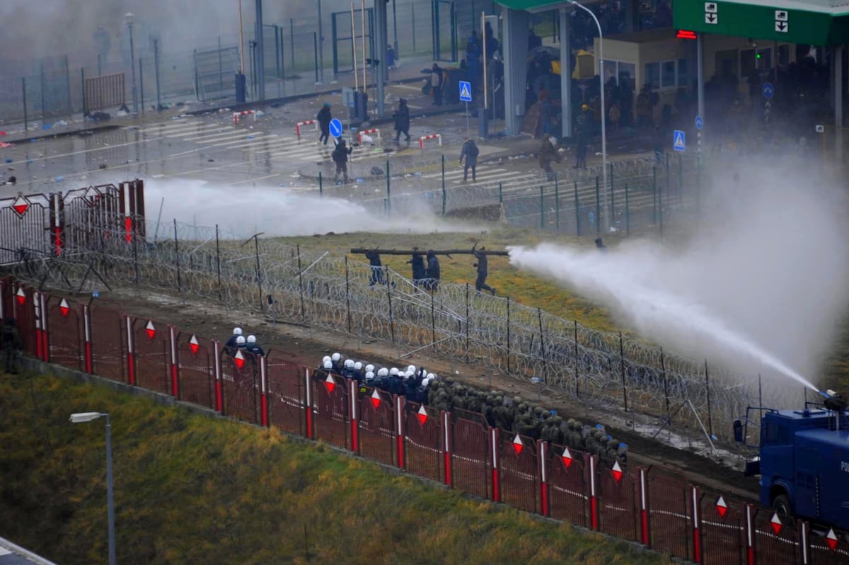 Polska wykorzystuje armatki wodne i gaz łzawiący do kontroli napływu migrantów z Białorusi |  Międzynarodowy