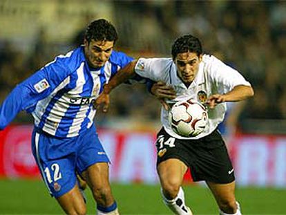 Scaloni y Vicente, en plena disputa del balón.