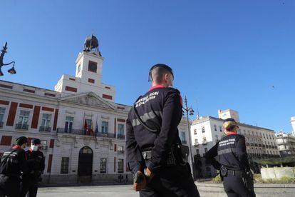 Miembros de la Guardia Real patrullan por la Puerta del Sol, en Madrid, en la decimonovena jornada del estado de alarma decretada por el Gobierno para intentar frenar el avance del coronavirus.