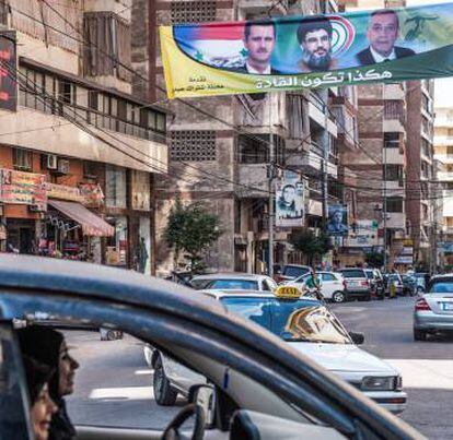 Dos mujeres conducen por una de las avenidas más concurridas de Dahie, periferia sur de Beirut