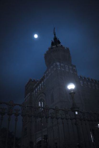 De nit, el Castell dels Tres Dragons es percep com un lloc oníric i de conte, més que a plena llum del dia.