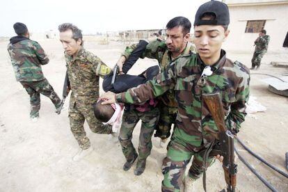 Soldados sirios trasladan a un miliciano rebelde capturado en Sayede Zinab el 22 de noviembre, 