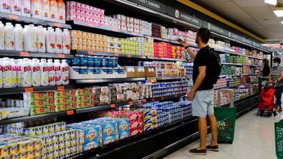 Un joven hace la compra en un supermercado de Madrid.