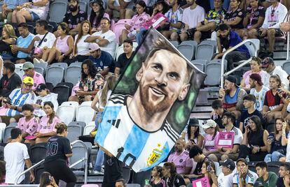 Aficionados del Inter de Miami con la efigie de su nueva estrella, Lionel Messi.