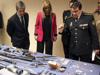 De izquierda a derecha, Cosid&oacute;, Cifuentes y Alfonso Fern&aacute;ndez D&iacute;ez, dan cuenta de una operaci&oacute;n policial en marzo de 2013