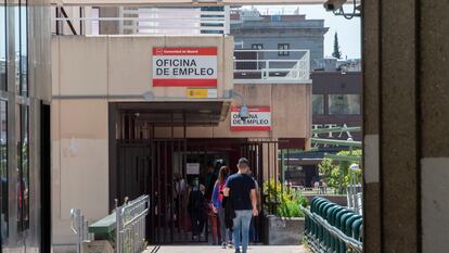 Varias personas en la puerta de una oficina del SEPE, el 5 de mayo.