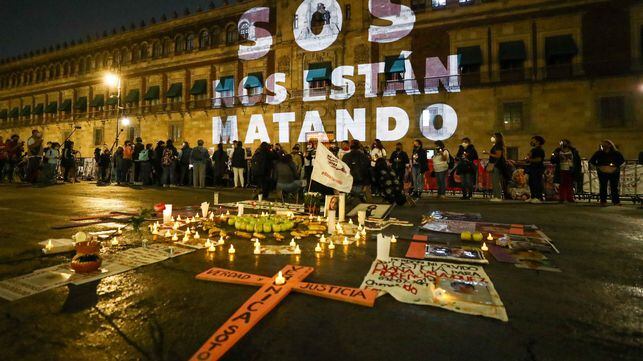 Una protesta de las familias de las víctimas de feminicidios en Palacio Nacional.