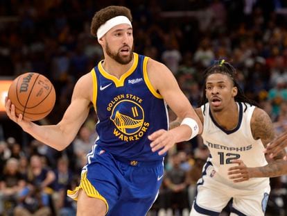 Klay Thompson (Golden State Warriors) conduce el balón este lunes ante la presencia de Ja Morant, estrella de los Memphis Grizzlies.