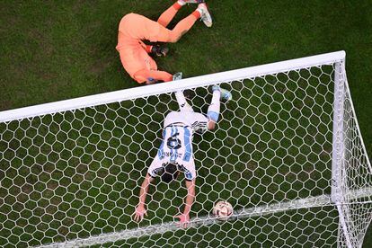  Julian Alvarez, anotando el segundo gol de su equipo ante la selección croata. 