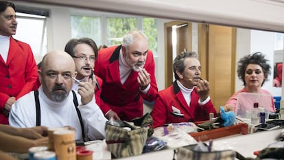 De izquierda a derecha, Suso Alonso, César Goldi, Borja Fernández, Manuel Cortés, Miguel de Lira y Patricia de Lorenzo se caracterizan para interpretar Annus horribilis.