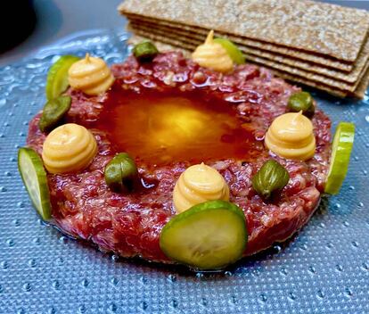 Steak tartar, especialidad de enrome éxito. J.C. CAPEL