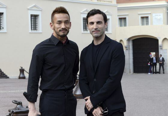 Nicholas Ghesquiere, diseñador de Louis (Lui) Vuitton, junto con el futbolista Hidetoshi Nakata