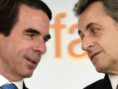 José María Aznar (izquierda) en una charla con el expresidente francés Nicolas Sarkozy, el pasado lunes.